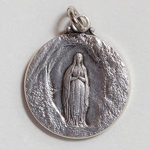 無原罪の聖母と聖ベルナデッタのメダイ 表面